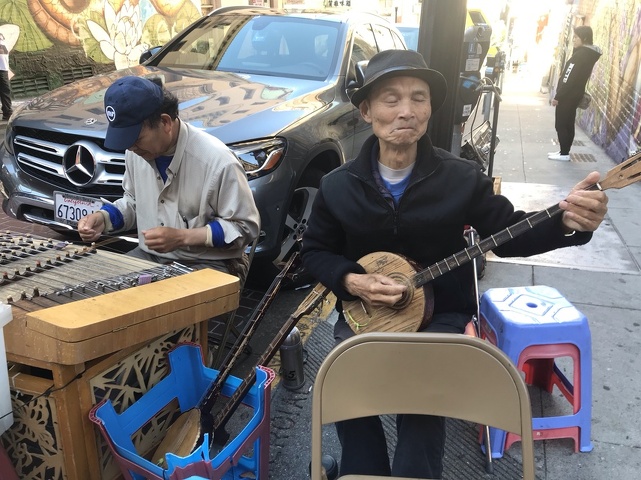 street performers in Chinatown
